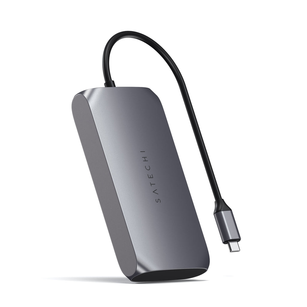 Adaptador multipuerto USB-C Satechi gris con un cable negro adjunto y conector sobre fondo blanco.