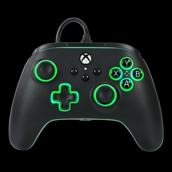 Ein schwarzer Xbox-Controller mit leuchtend grünen LED-Akzenten an den Sticks, dem D-Pad und den Aktionstasten.