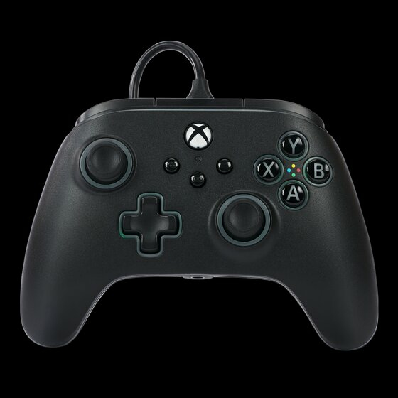 Ein schwarzer Xbox-Controller mit Kabel auf schwarzem Hintergrund, der die Tasten und Joysticks zeigt.