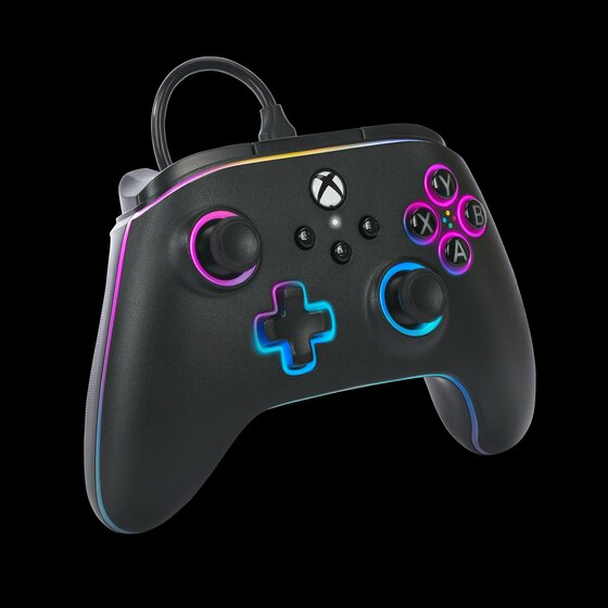 Ein schwarzer kabelgebundener Xbox-Controller mit bunter RGB-Beleuchtung um Tasten und Joysticks.