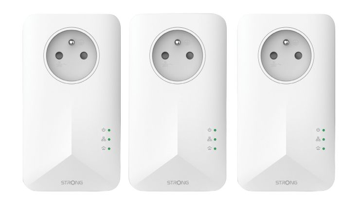 Drei weiße Strong Powerline-Adapter mit integrierten Steckdosen und LED-Statusanzeigen stehen nebeneinander.