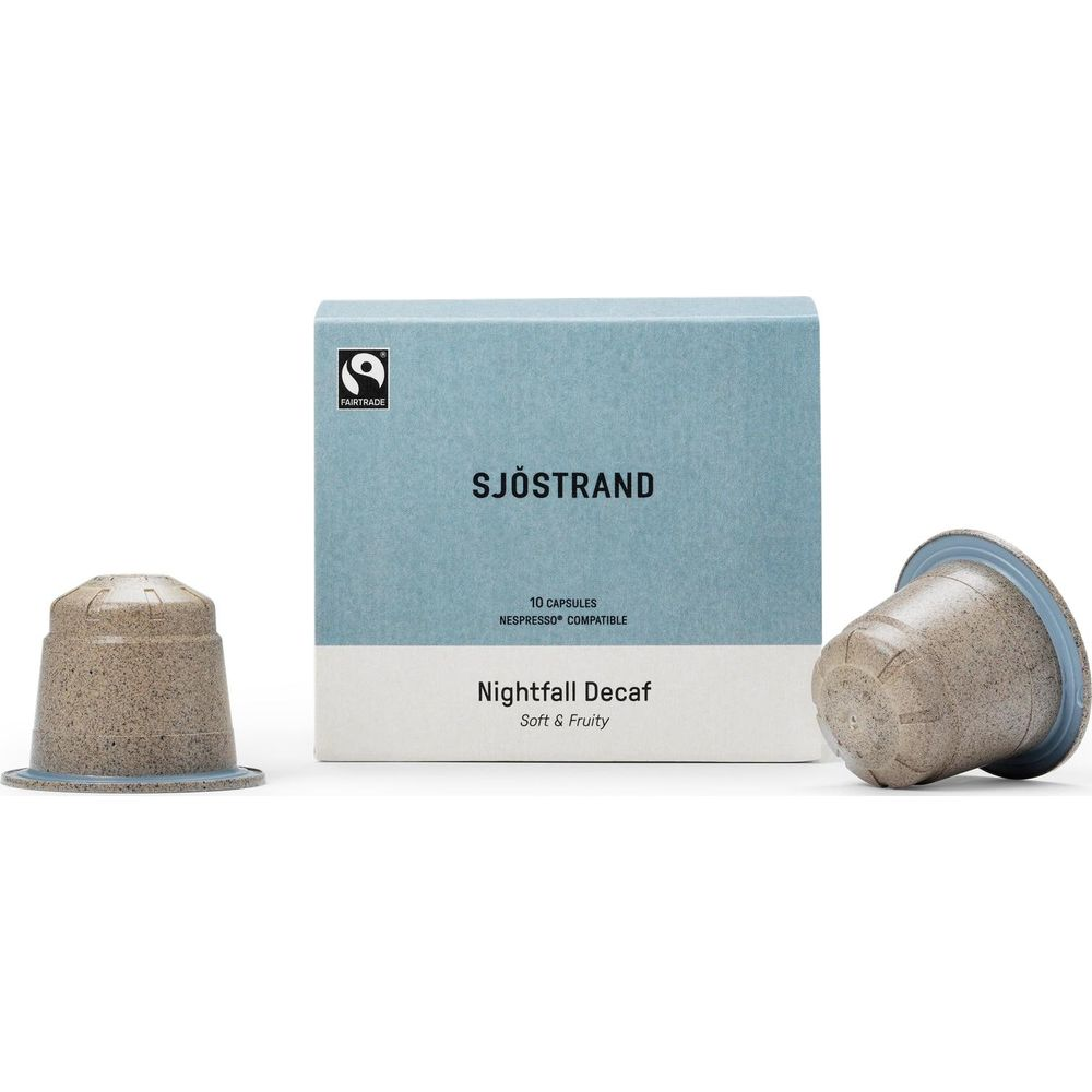 Una confezione di capsule di caffè Sjöstrand Nightfall Decaf con due capsule davanti su fondo bianco.