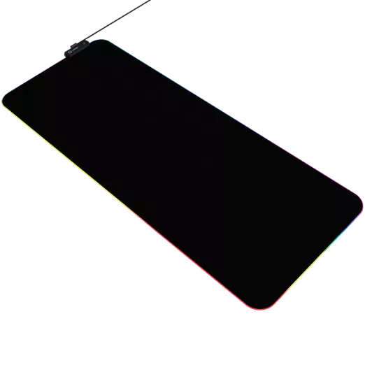 Duża czarna podkładka pod mysz z oświetleniem RGB i dołączonym kablem USB na białym tle.