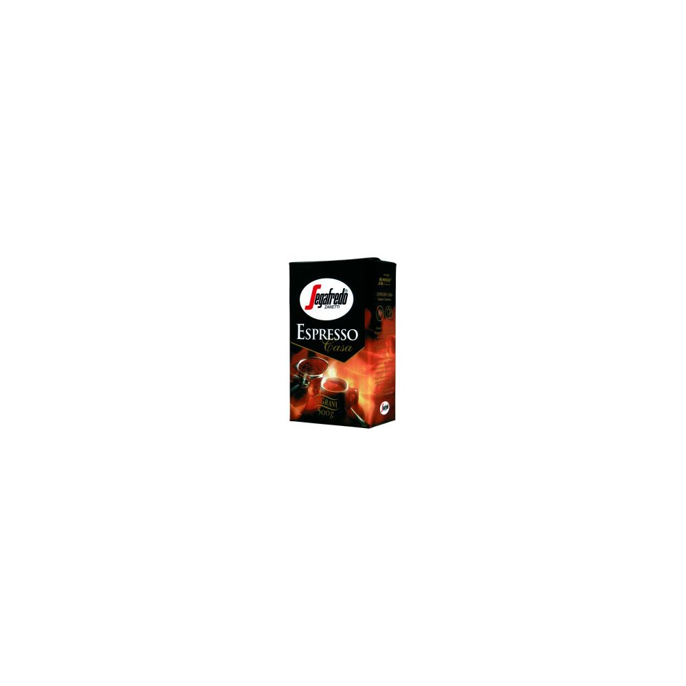 Schwarze Segafredo Zanetti Espresso Casa Kaffeepackung mit rotem Flammenmotiv und Kaffeetasse auf weißem Hintergrund.