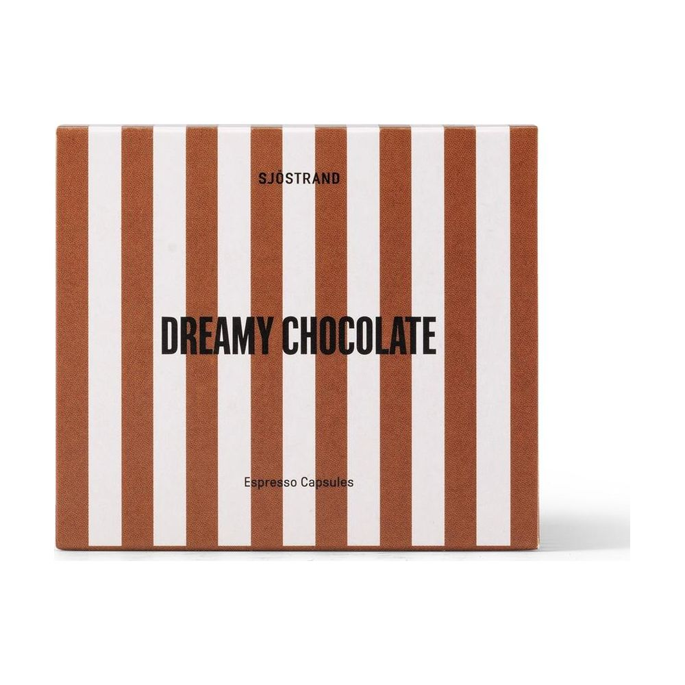 Una scatola a righe bianche e marroni con la scritta Dreamy Chocolate ed Espresso Capsules su sfondo bianco.