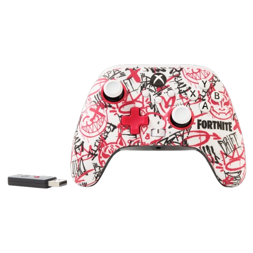 Ein weißer Xbox-Controller mit schwarz-rotem Graffiti-Design und einem USB-Stick daneben auf weißem Hintergrund.