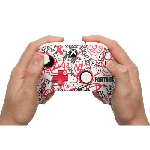 Zwei Hände halten einen weiß-roten Fortnite Xbox-Controller mit Graffiti-Design.