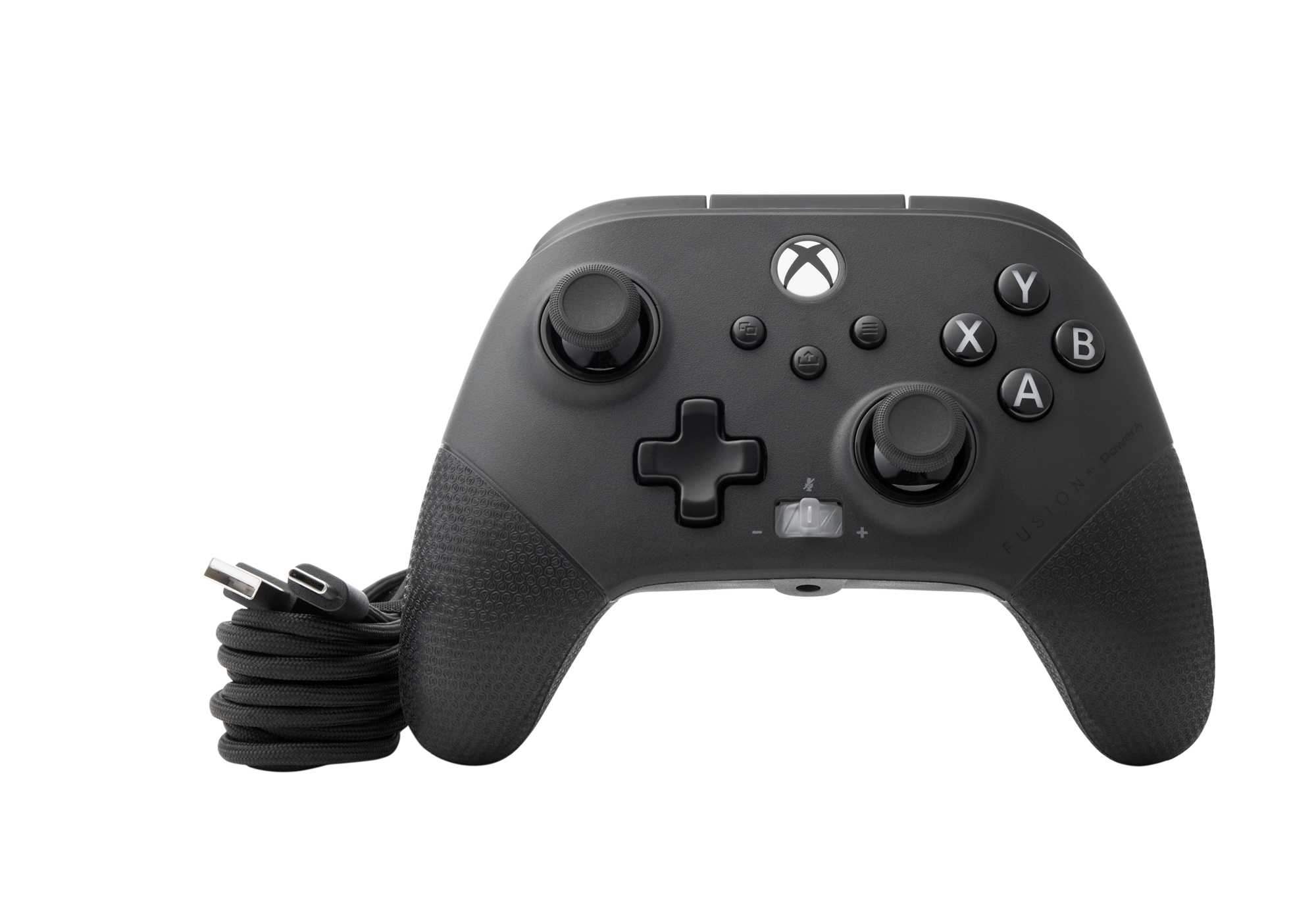 Controller Xbox nero con impugnature strutturate e cavo USB arrotolato a sinistra, su sfondo bianco.