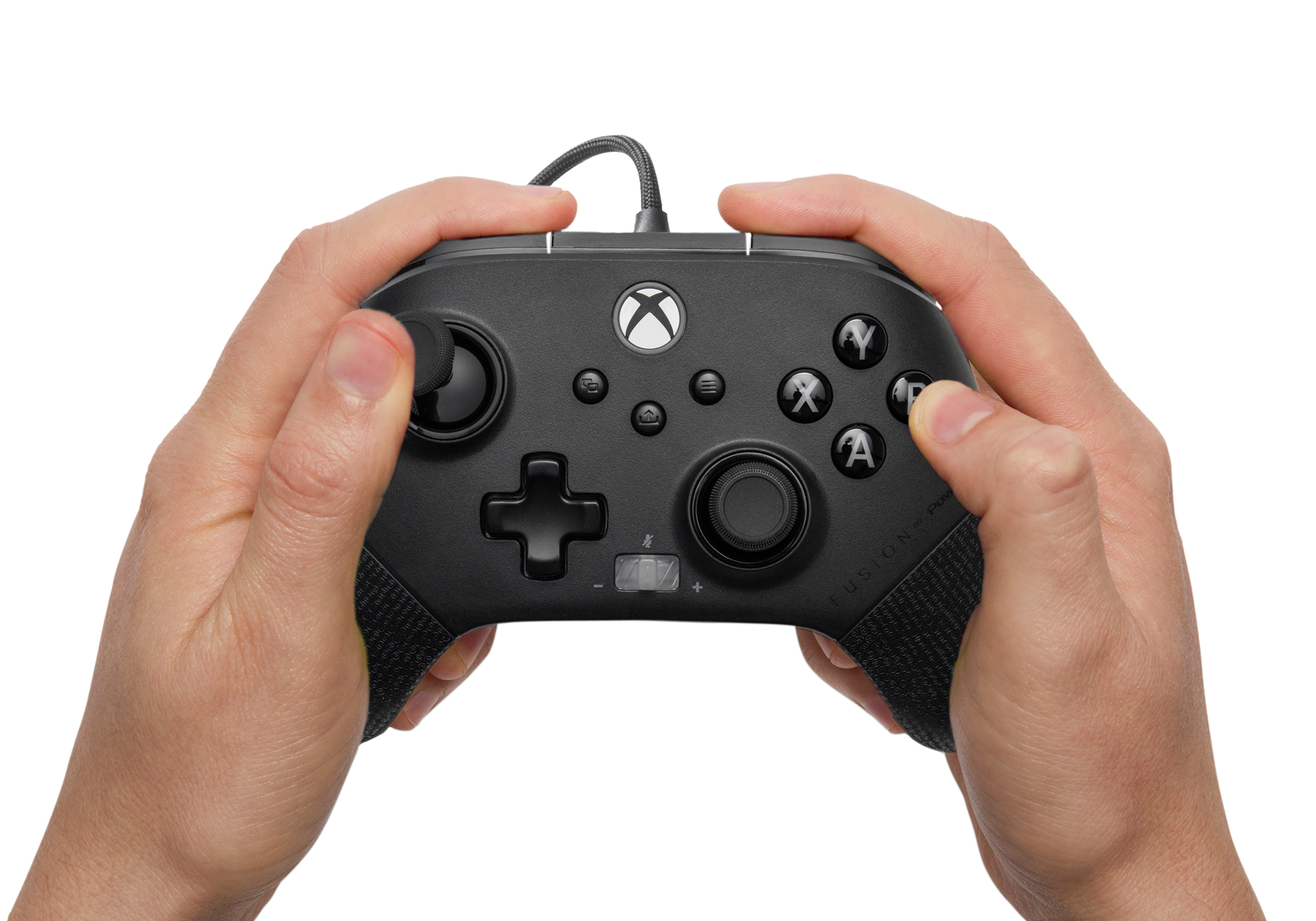 Due mani che tengono un controller Xbox nero con filo su sfondo bianco.