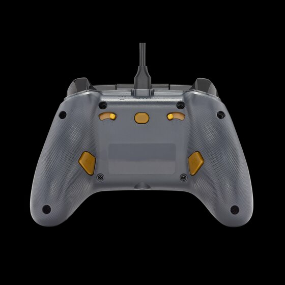 Rückansicht eines grauen Gamepads mit goldenen Akzenten und angeschlossenem Kabel vor schwarzem Hintergrund.