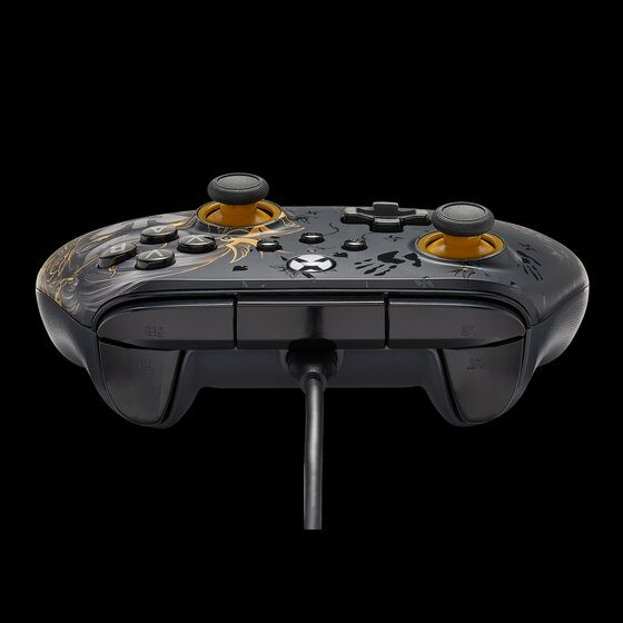 Ein schwarz-goldener Xbox-Controller mit goldenen Joystick-Basen an einem Kabel vor schwarzem Hintergrund.