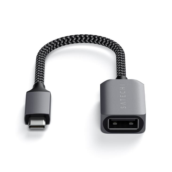 Un adaptador gris Satechi de USB-C a USB-A con cable trenzado sobre fondo blanco.
