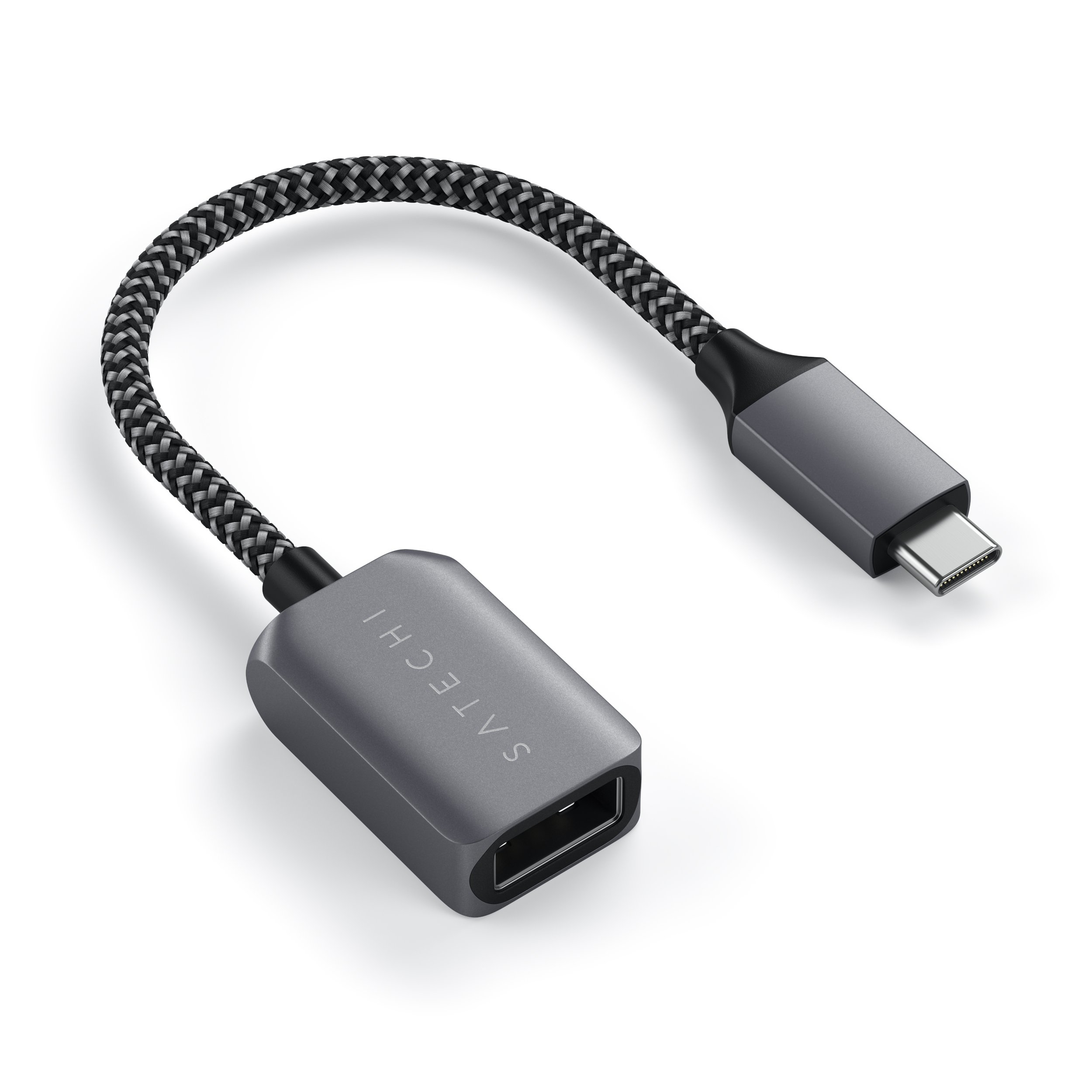 Un adaptador USB-C Satechi gris con cable trenzado y conector plateado sobre fondo blanco.