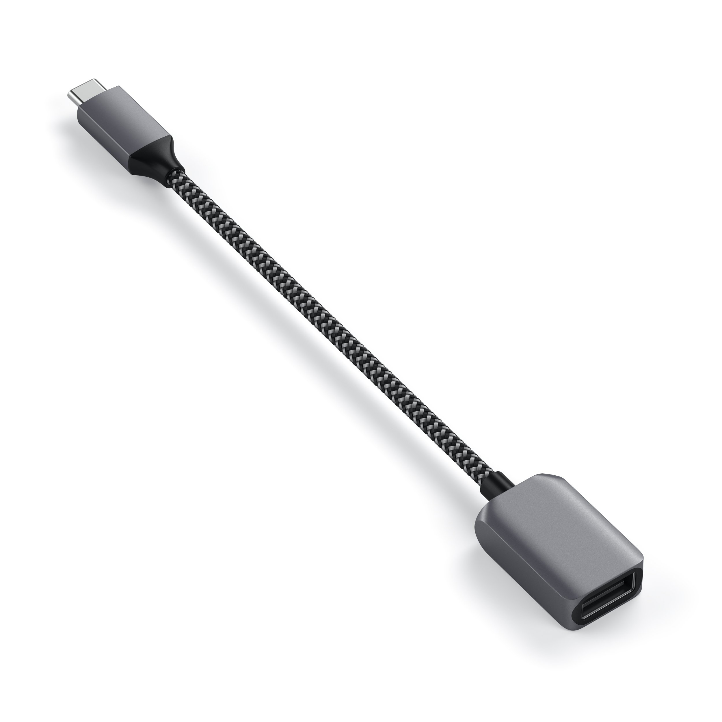 Un cable adaptador USB-C a USB-A con carcasa metálica gris y cable trenzado sobre fondo blanco.