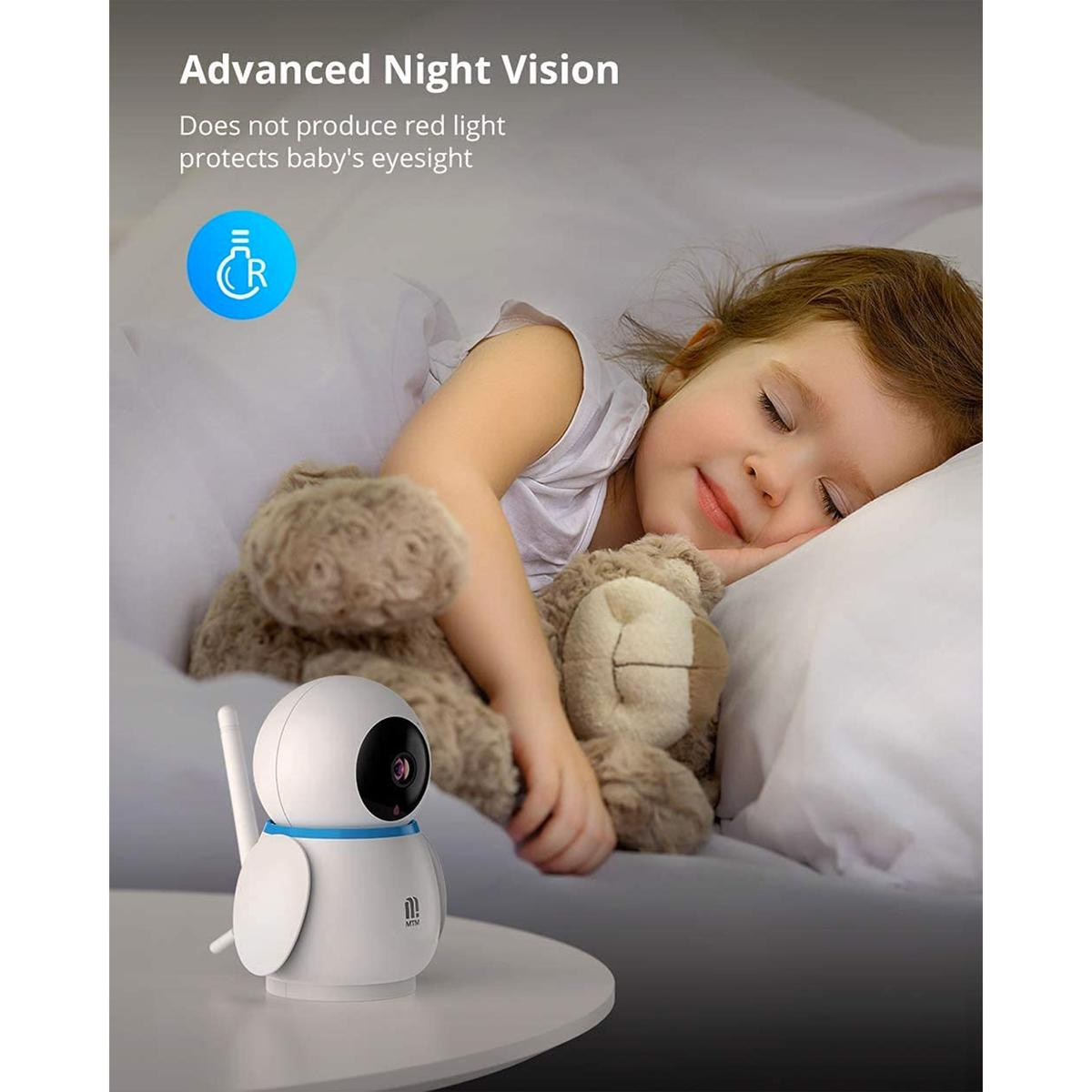 Ein Kind schläft friedlich im Bett, während eine weiße Babykamera auf dem Nachttisch steht.