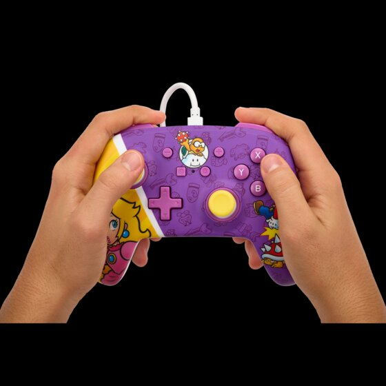 Manos sosteniendo un controlador de videojuegos morado con temática de Super Mario.