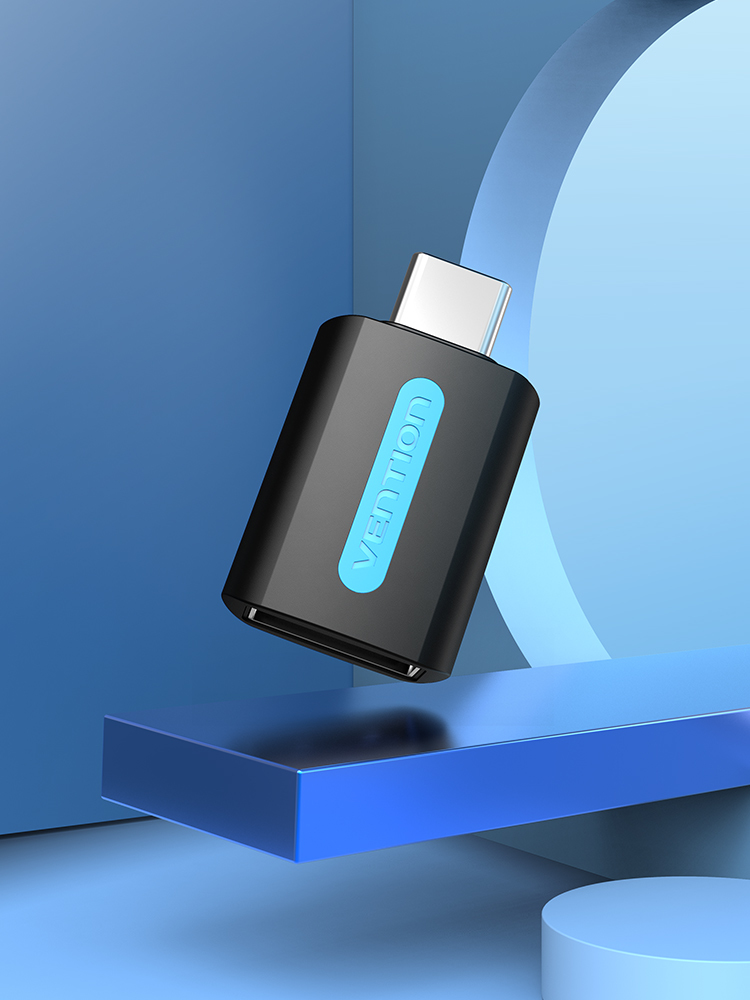 Czarny adapter USB-C z logo Vention unosi się nad niebieskimi kształtami geometrycznymi.