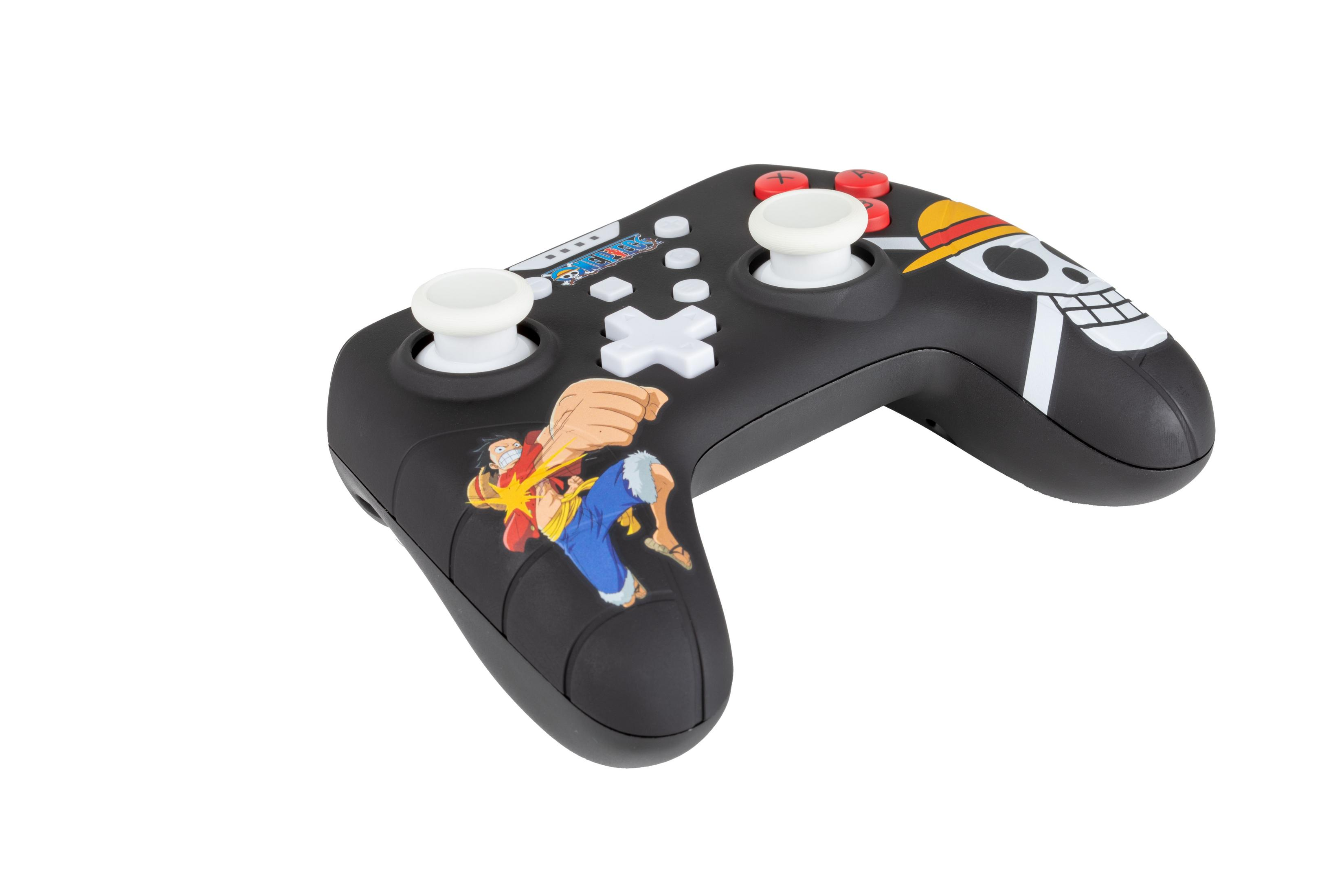 Ein schwarzer One Piece-Gaming-Controller mit Monkey D. Ruffy und dem Piratenlogo auf weißem Hintergrund.