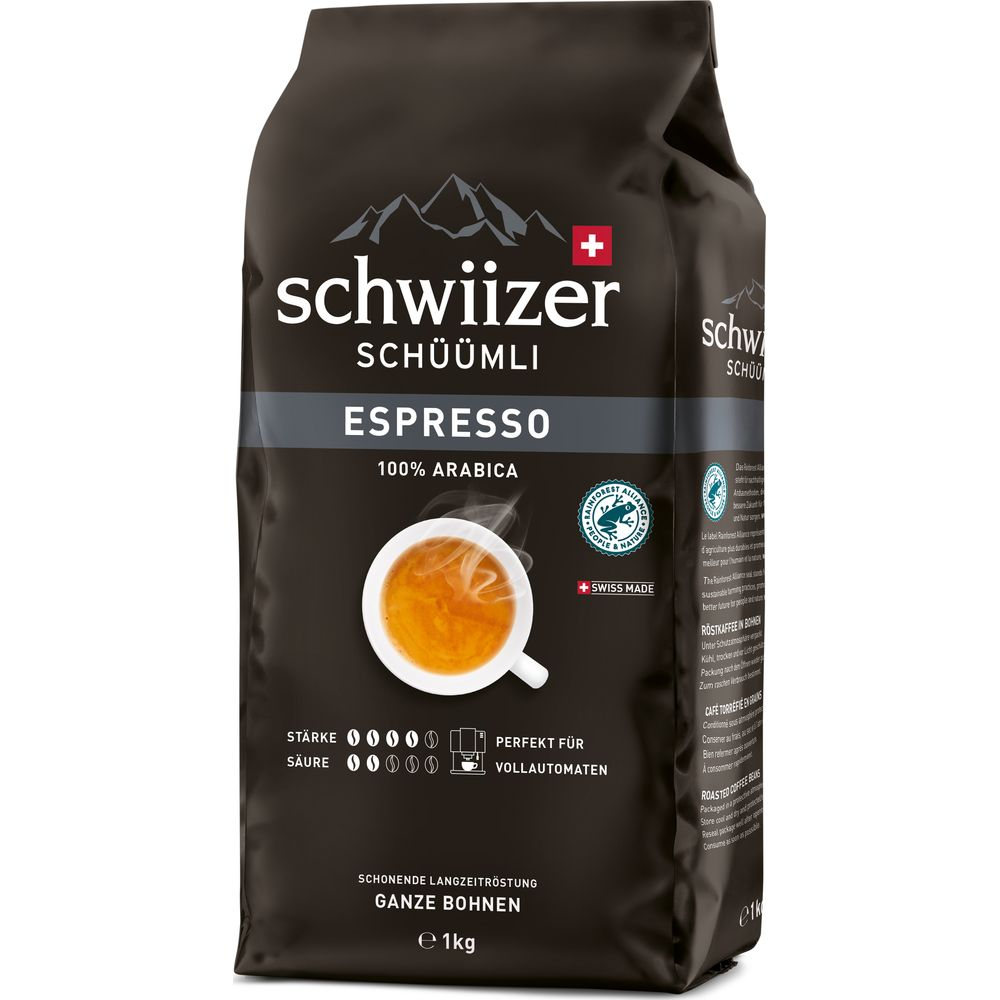 Una confezione nera di caffè in grani espresso Schwiizer Schüümli con una tazza bianca di caffè e vapore.