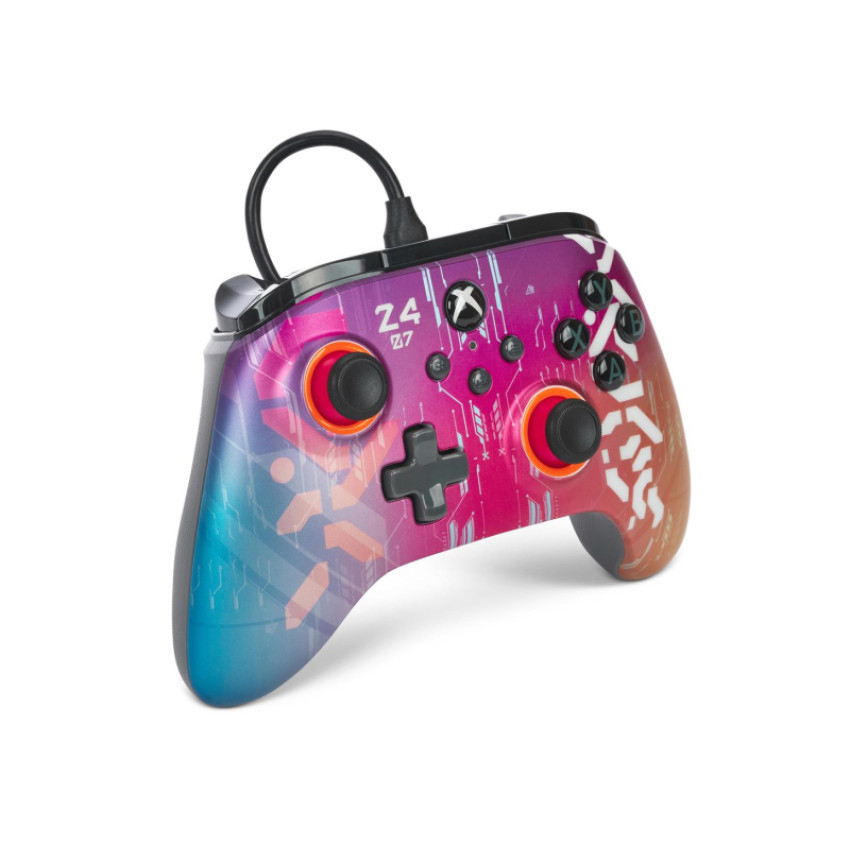 Kolorowy kontroler Xbox z gradientowym wzorem od niebieskiego do różowego, połączony z czarnym kablem.