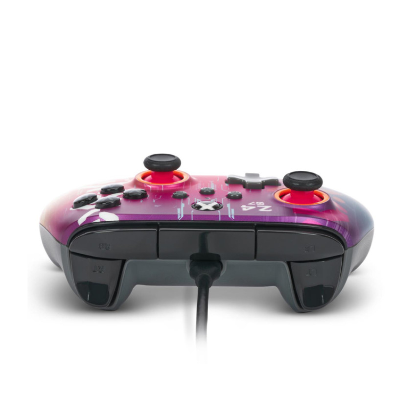Różowo-fioletowy kontroler Xbox z czarnymi drążkami i podłączonym kablem USB.