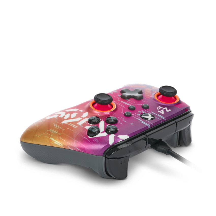 Kolorowy kontroler Xbox z przejściem kolorów od żółtego do różowego i podłączonym kablem.