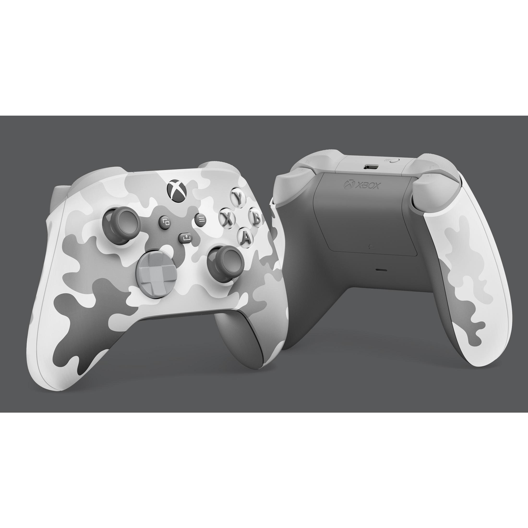 Dos mandos inalámbricos Xbox con camuflaje gris y blanco sobre fondo gris, uno de frente y otro de espaldas.