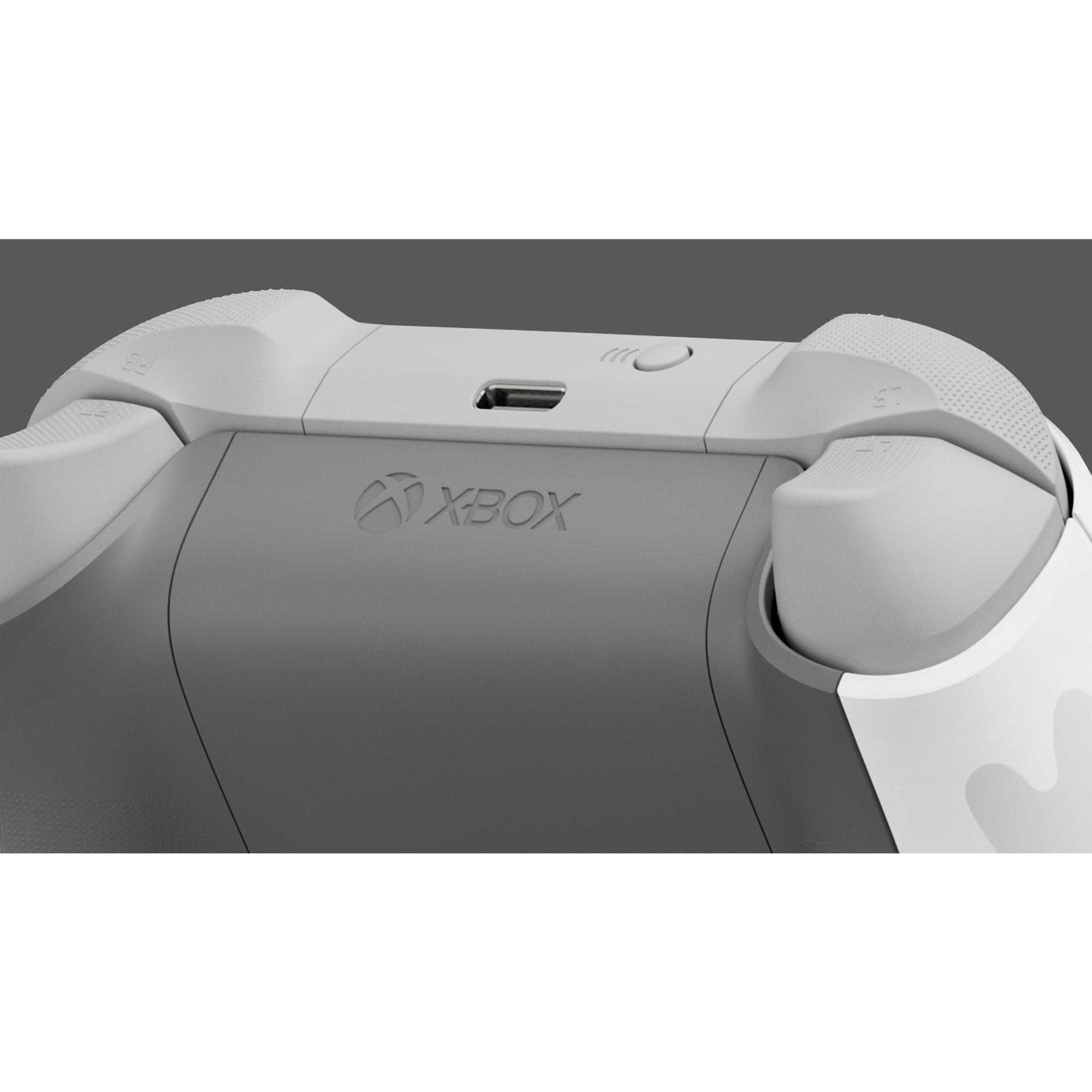 Primer plano de la parte superior trasera de un mando de Xbox gris y blanco, mostrando el puerto USB-C y los botones.