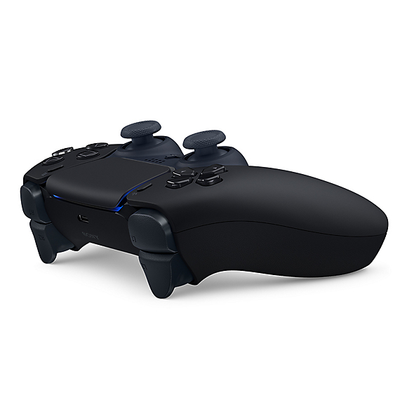 Yandan ve arkadan görünen siyah bir PlayStation 5 DualSense kontrolcüsü, tetikler ve analog kollar var.