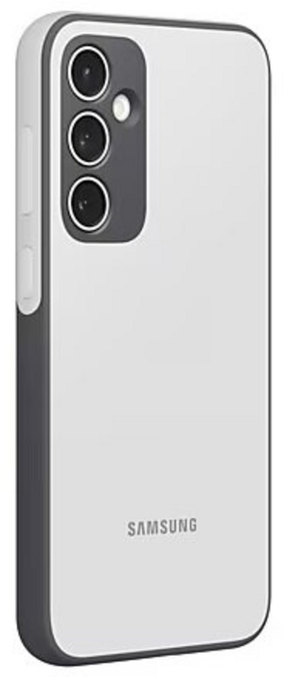 Retro di uno smartphone Samsung bianco con tripla fotocamera in modulo scuro e cornice nera su sfondo bianco.