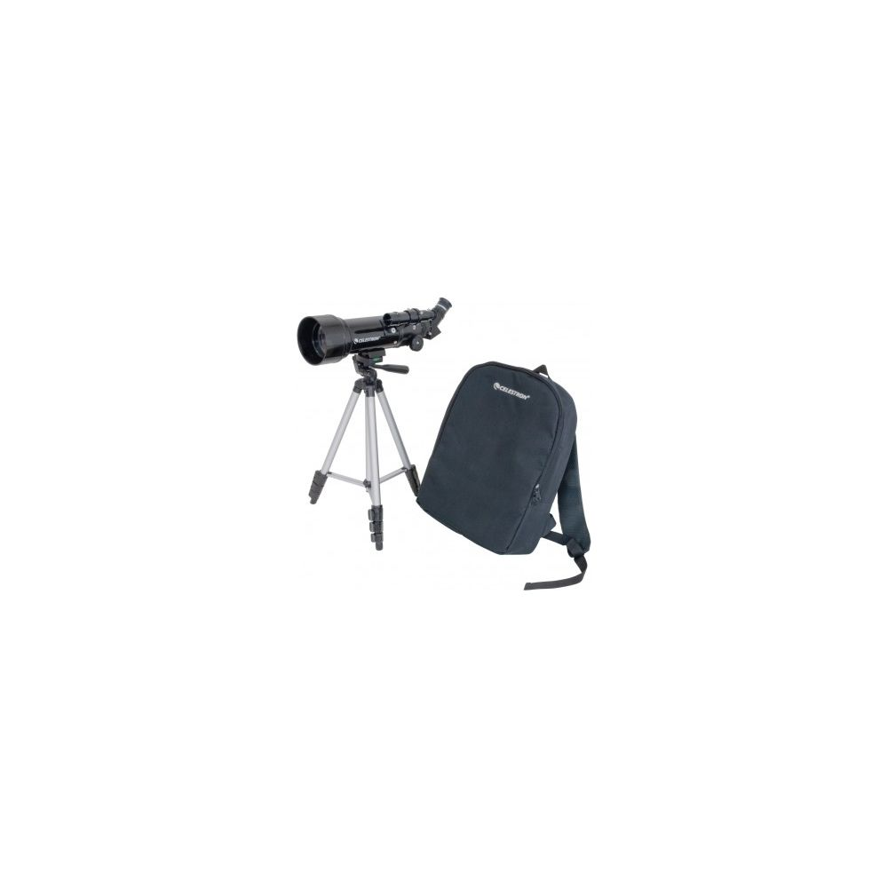 Un telescopio negro en un trípode junto a una mochila a juego sobre fondo blanco.