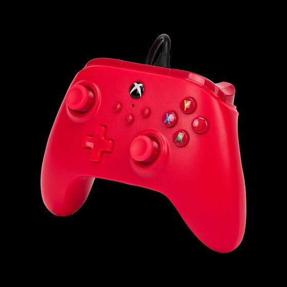 Ein roter kabelgebundener Xbox-Controller vor schwarzem Hintergrund.