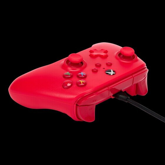Ein leuchtend roter Xbox-Controller an einem schwarzen Lidekabel vor schwarzem Hintergrund.