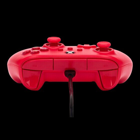 Ein roter Xbox-Controller verbunden mit einem schwarzen Kabel vor schwarzem Hintergrund.