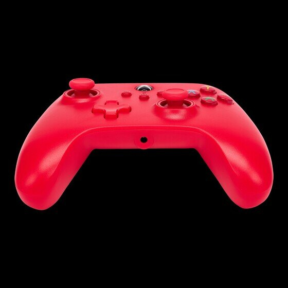 Ein roter Xbox-Controller mit analogen Joysticks und Tasten vor schwarzem Hintergrund.