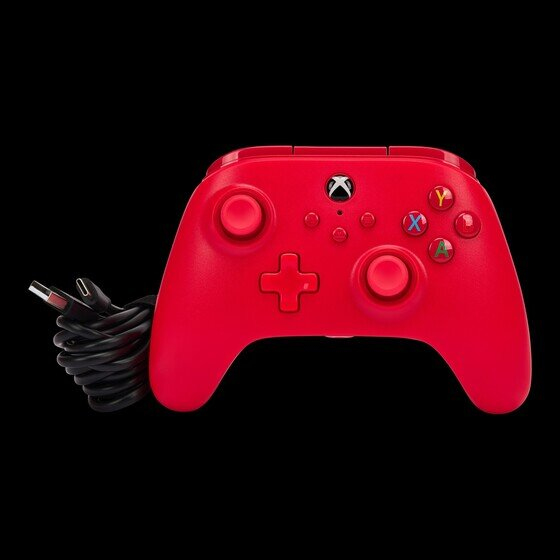 Roter Xbox-Controller mit einem aufgewickelten schwarzen Kabel auf schwarzem Hintergrund.