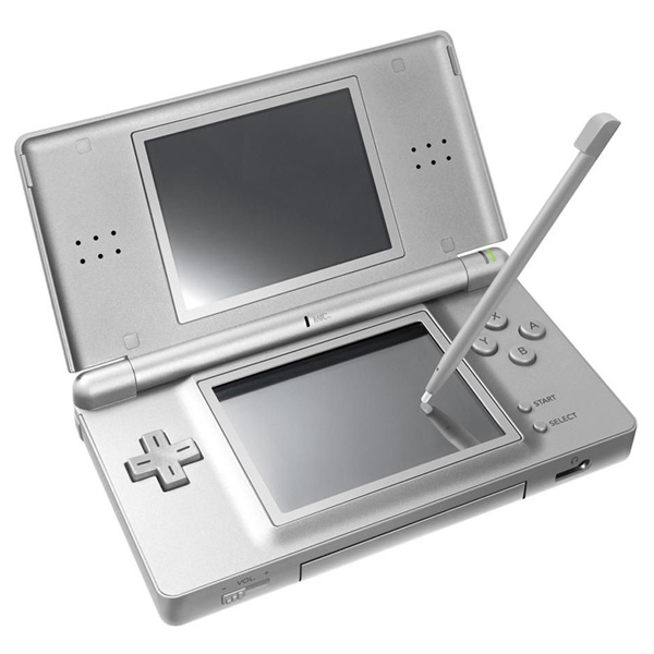 Eine silberne Nintendo DS Lite Konsole mit einem Stift auf dem Touchscreen.