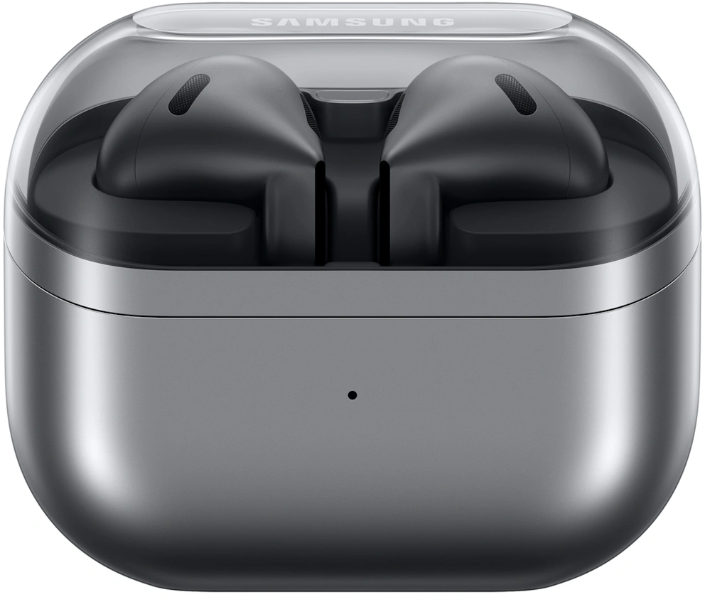 Estuche de carga plateado para auriculares inalámbricos Samsung con tapa transparente y dos auriculares oscuros.