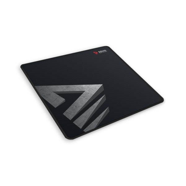 Tappetino per mouse nero rettangolare con motivo geometrico grigio e logo rosso su sfondo bianco.