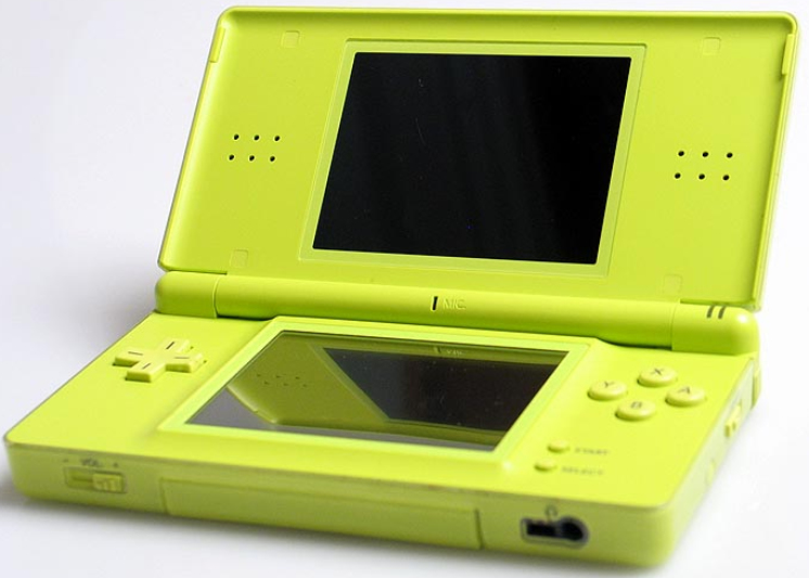 Eine limegrüne Nintendo DS Lite Spielkonsole auf einer weißen Oberfläche.