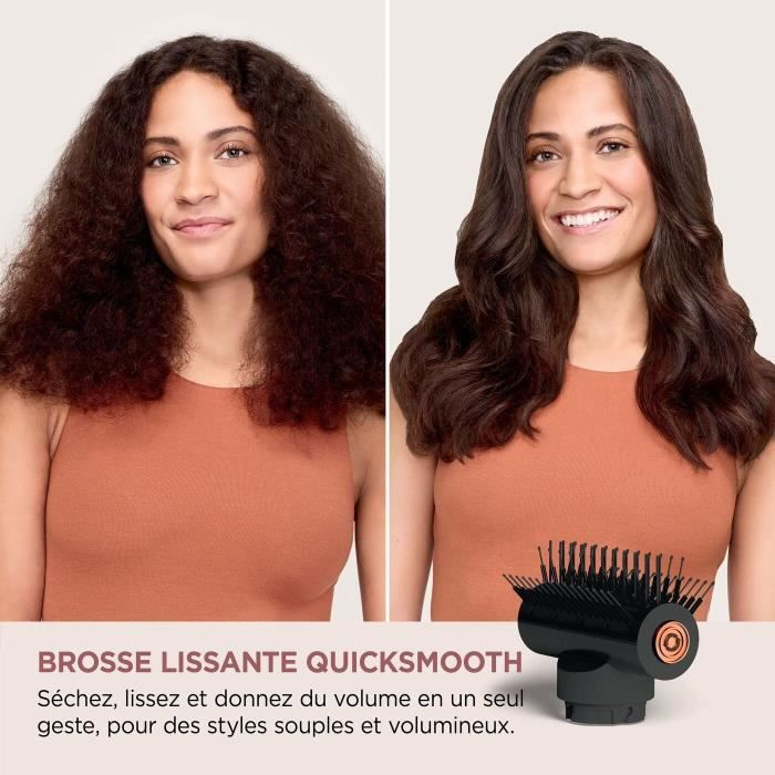 Comparación de antes y después del cabello alisado y peinado con un cepillo alisador.