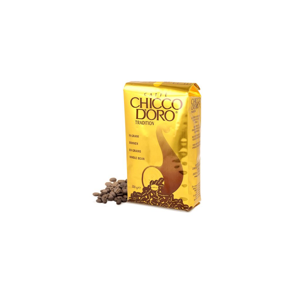 Eine goldfarbene Tüte Chicco d'Oro Kaffeebohnen mit davor verstreuten Kaffeebohnen.