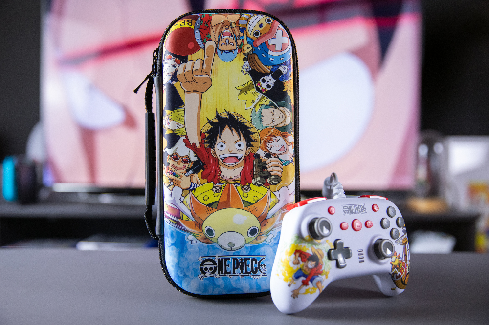 Eine One Piece Konsolentasche und ein passender Controller stehen vor einem Bildschirm.