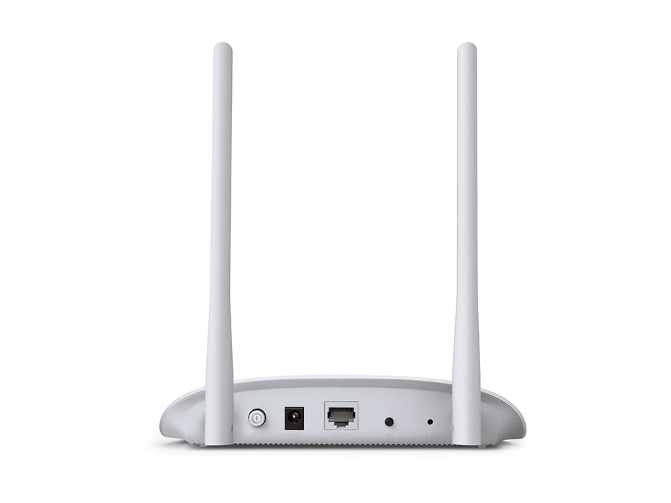 Rückseite eines weißen Routers mit zwei langen Antennen und mehreren Anschlüssen auf einer weißen Fläche.