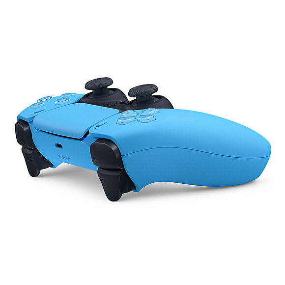 Un controller wireless PlayStation DualSense blu e nero su sfondo bianco.