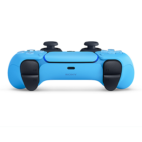 Un controller blu Sony PlayStation 5 DualSense visto da dietro, con trigger neri e levette analogiche.