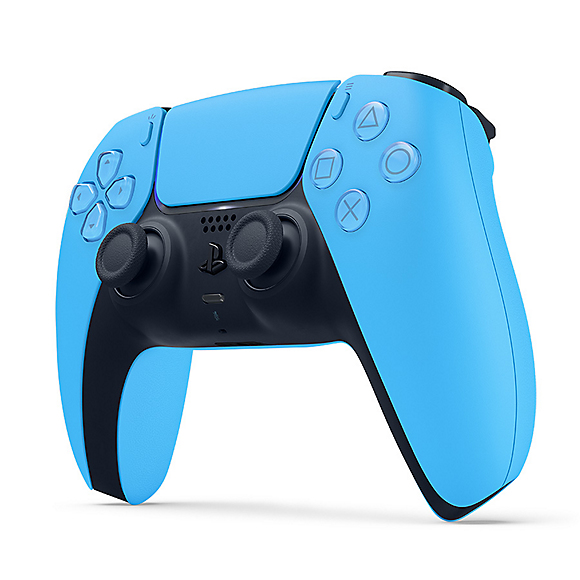 Un controller wireless per PlayStation 5 azzurro brillante su sfondo bianco.