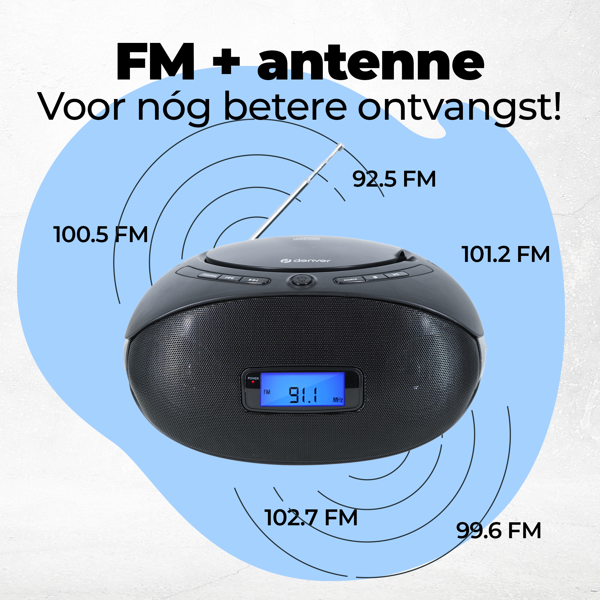 Radio portatile nera con antenna e display digitale che mostra 91.1 FM su sfondo blu e bianco.