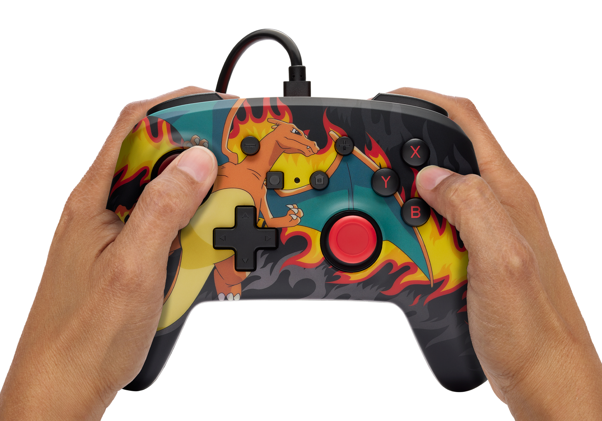 Hände halten einen schwarzen Gaming-Controller mit Charurizard-Grafik und roten Tasten auf weißem Hintergrund.