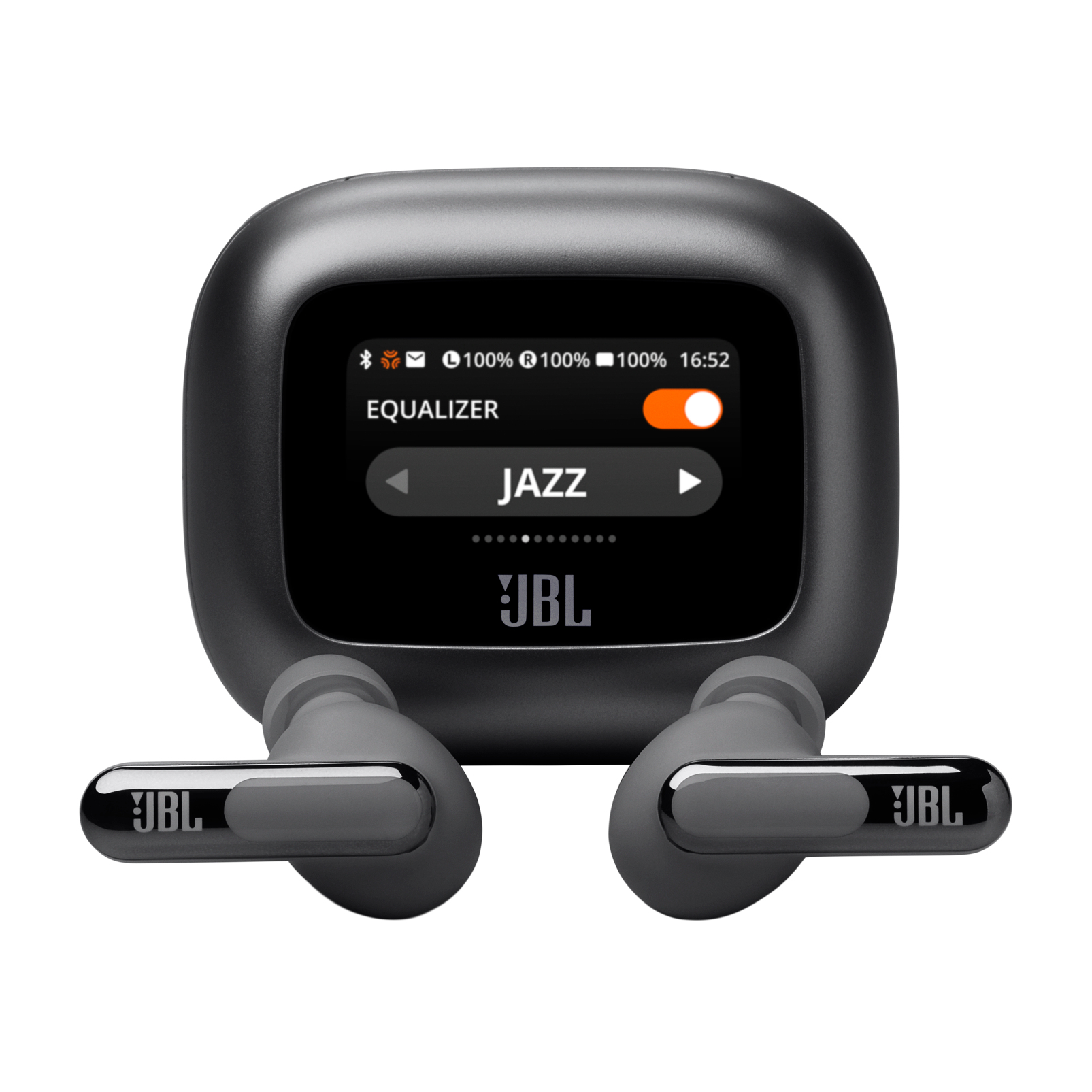 Custodia di ricarica JBL nera con touchscreen che mostra l'equalizzatore su jazz e due auricolari wireless davanti.